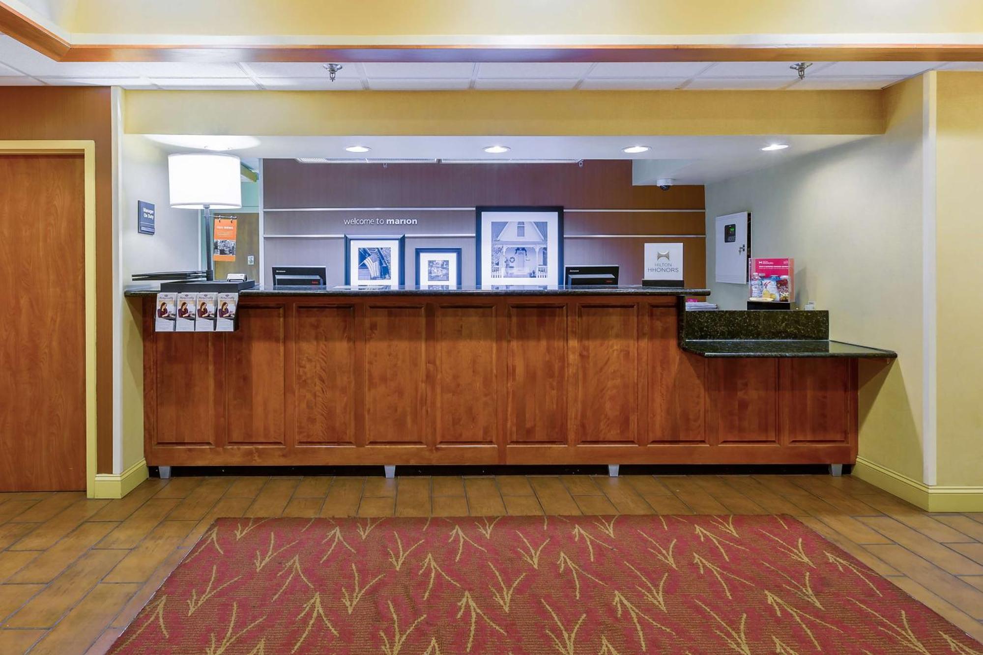 Hampton Inn Марион Экстерьер фото